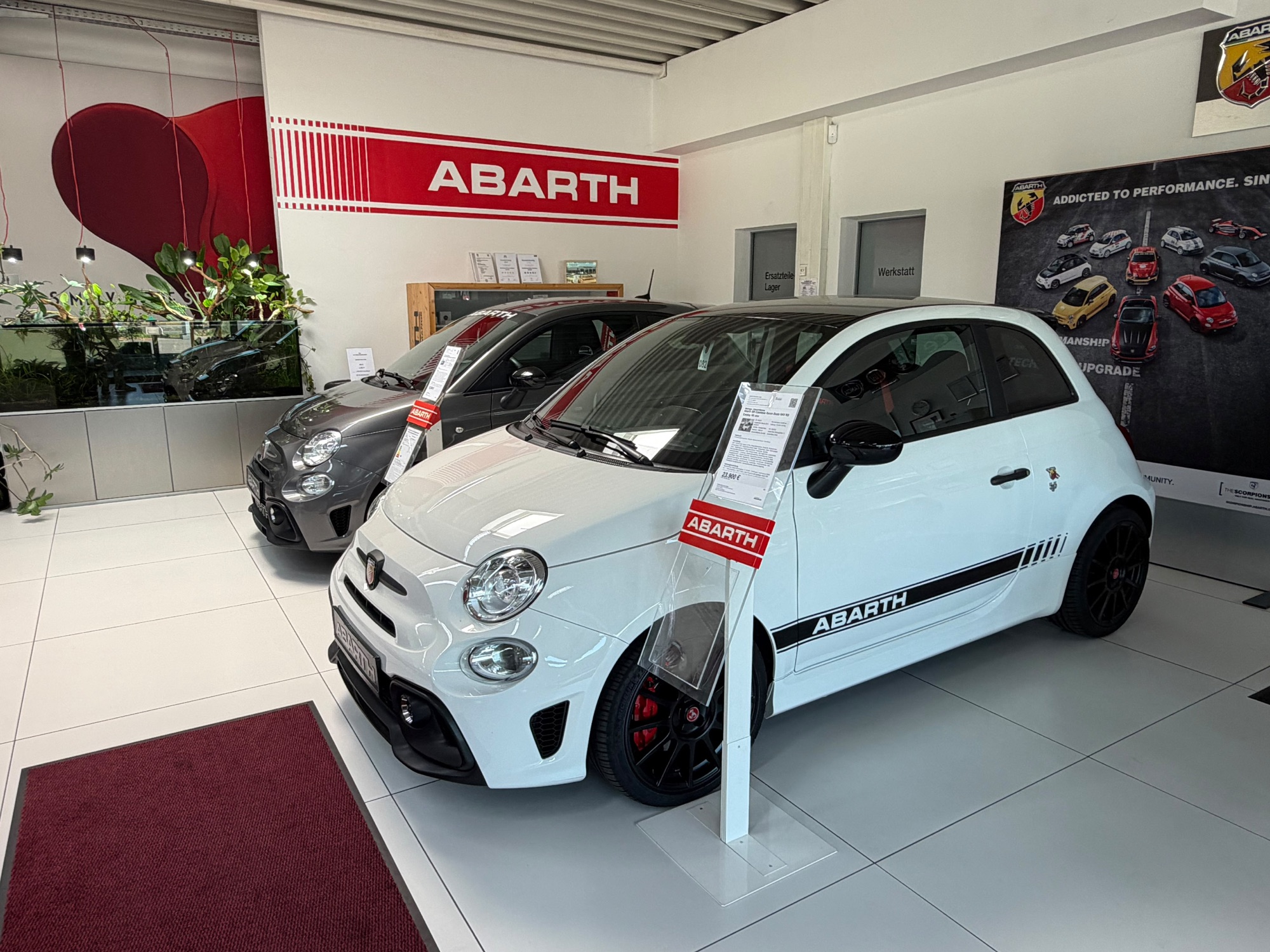 Showroom des Autohaus Nick Coenen mit Abarth-Fahrzeugen